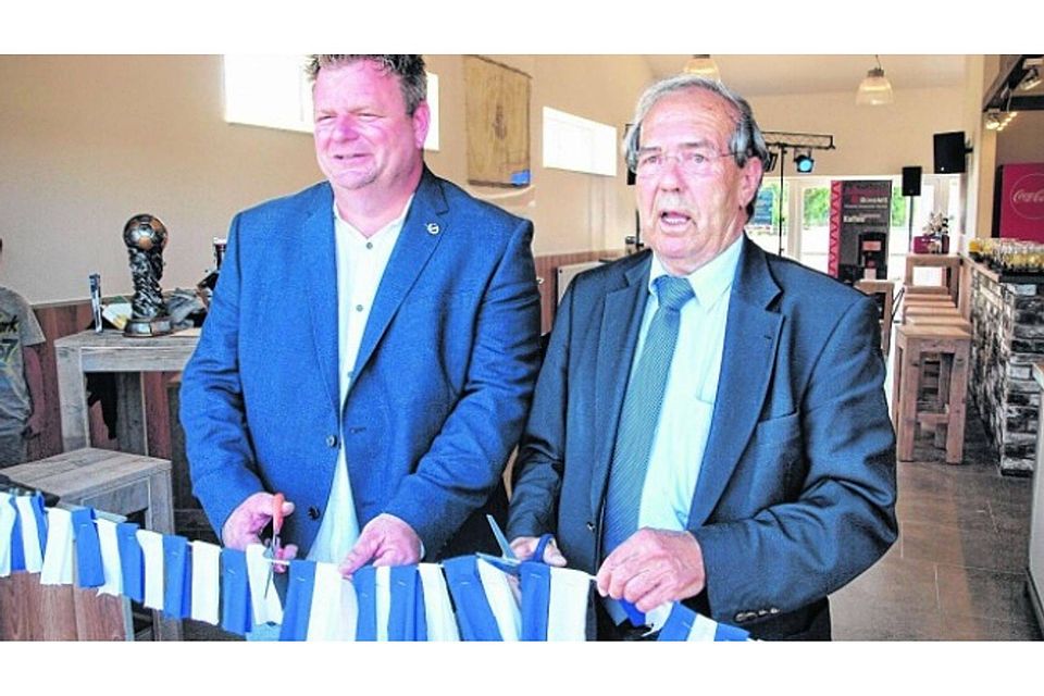 Zusammen mit dem stellvertretenden Bürgermeister Dieter Geitner (r.) durchschnitt der erste Vorsitzende des TuS Jahn Hilfarth, Olli Hermsmeier, symbolisch das Band im neuen Vereinsheim.