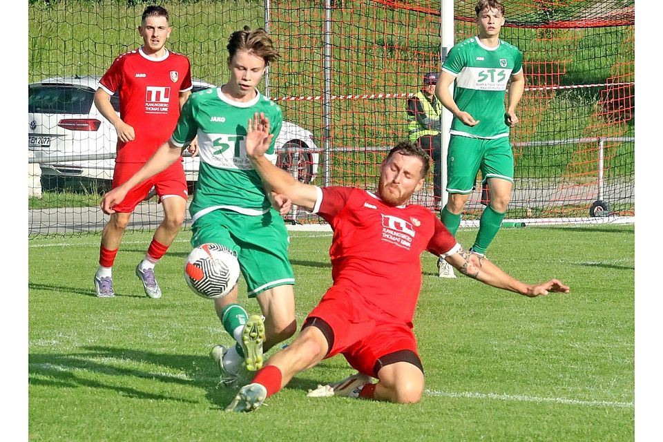 Denny Krämer vs Christoph SenftlFußball, Relegation zur Kreisliga, 2026, 2. Spiel, SG Antdorf/Iffeldorf vs TSV Murnau 0:3, Foto: Rabuser. SG bleibt in Kreisklasse. Denny Krämer vs Christoph SenftlFußball, Relegation zur Kreisliga, 2026, 2. Spiel, SG Antdorf/Iffeldorf vs TSV Murnau 0:3, Foto: Rabuser. SG bleibt in Kreisklasse.