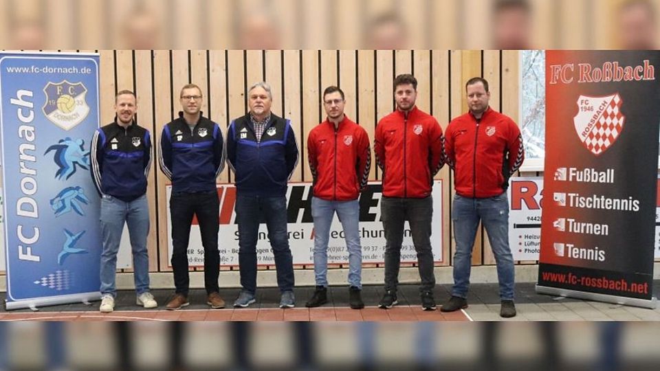 Die Verantwortlichen beider Vereine besiegeln die Gründung einer Spielgemeinschaft 