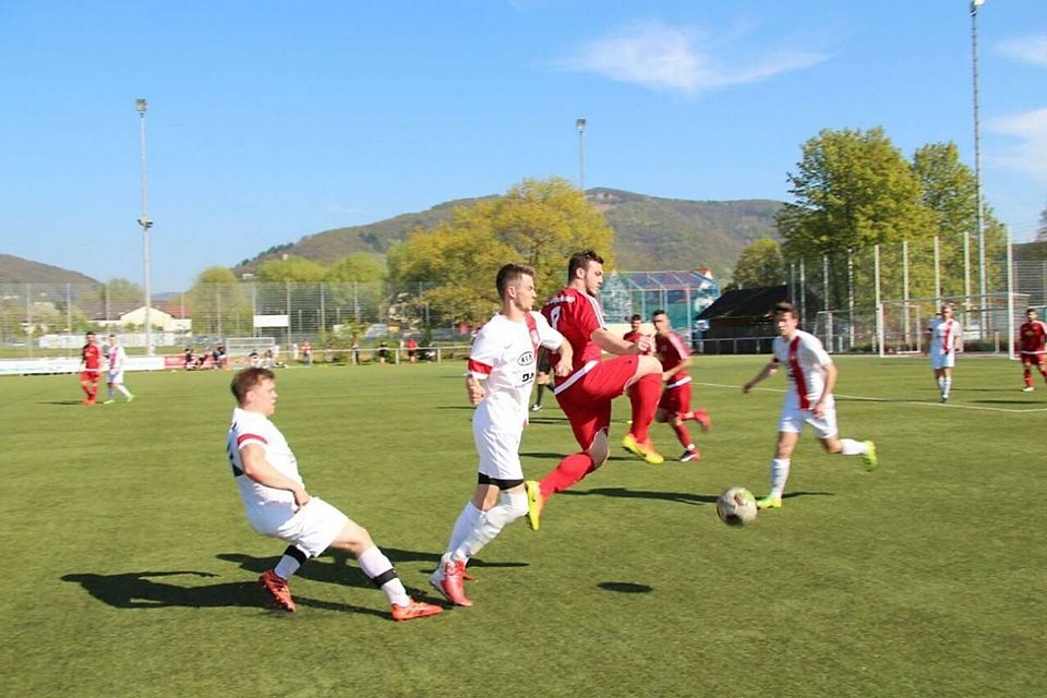 Der SV Schriesheim (weiß, Archivfoto) hofft gegen den SKV Sandhofen auf den großen Coup.