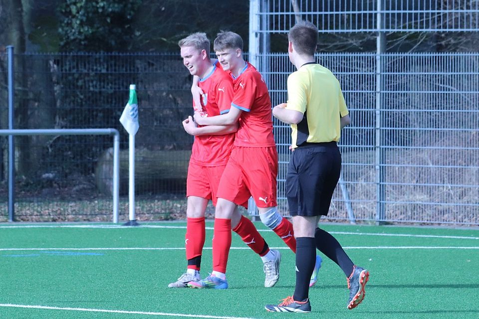 Henrik Haack hatte stark vorgelegt und Pepe Jagemann vollendete. Der Jubel nach dem 0:6.