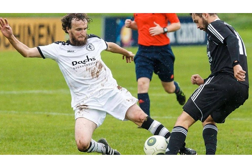 Jürgen Michel (links gegen Bergatreutes Nicolai Kölbel) und der FVW empfangen Spitzenreiter Bad Wurzach. Rolf Schultes