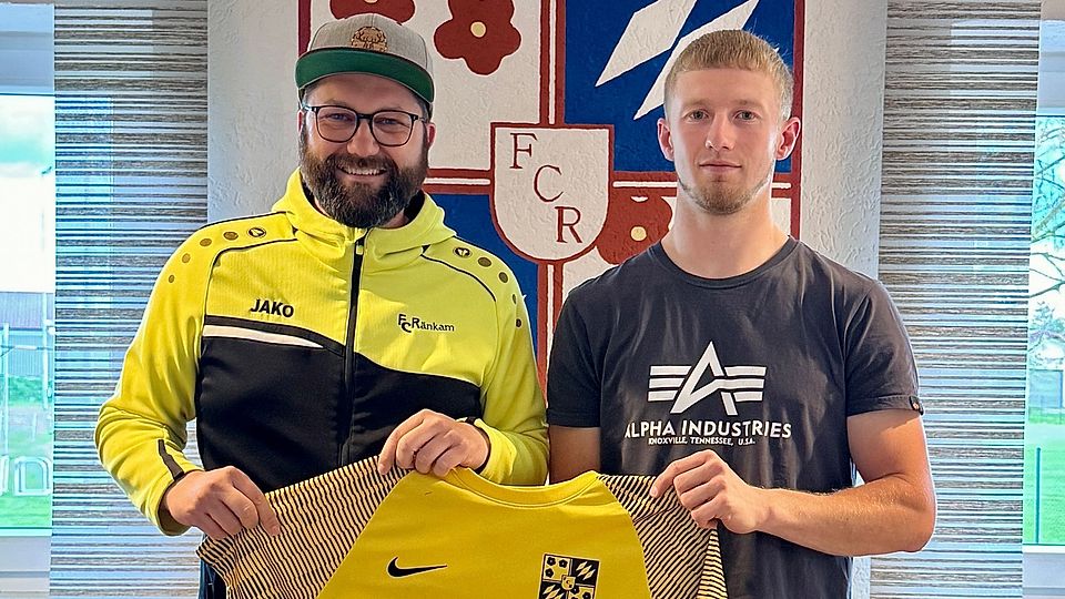 Sportlicher Leiter Sebastian Dietl (links) stellt Stürmer Joseph Altmann als Neuzugang vor.