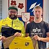 Sportlicher Leiter Sebastian Dietl (links) stellt Stürmer Joseph Altmann als Neuzugang vor.