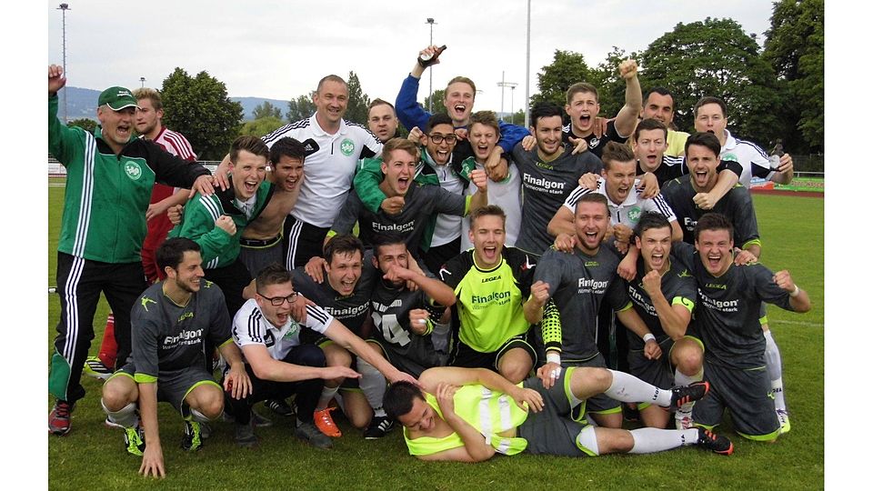 So sehen Sieger aus: Die Spieler von Ingelheim II feiern den Aufstieg in die Bezirksliga bis morgen früh. Foto: Christin Zindritsch