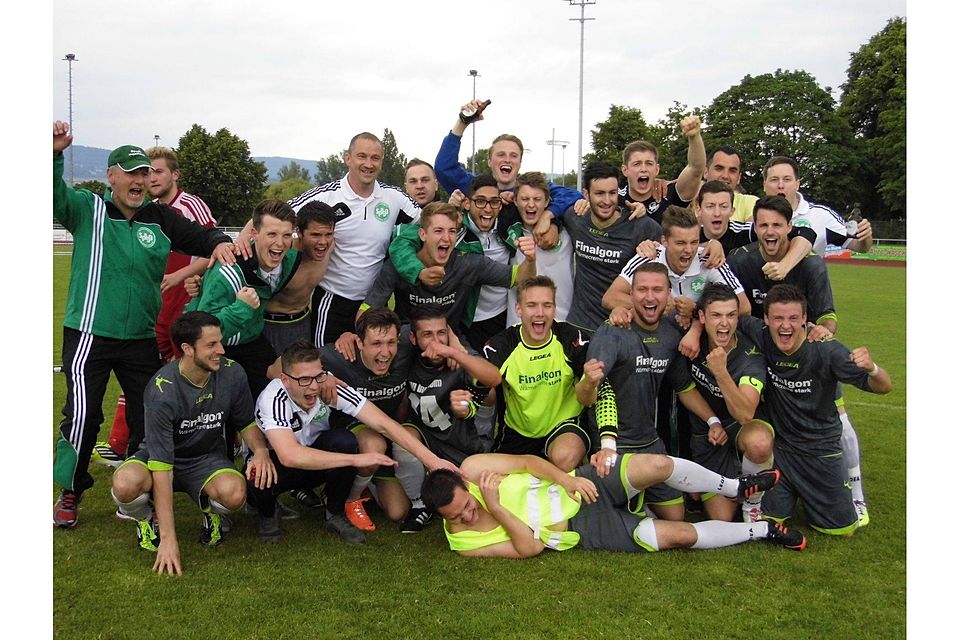 So sehen Sieger aus: Die Spieler von Ingelheim II feiern den Aufstieg in die Bezirksliga bis morgen früh. Foto: Christin Zindritsch