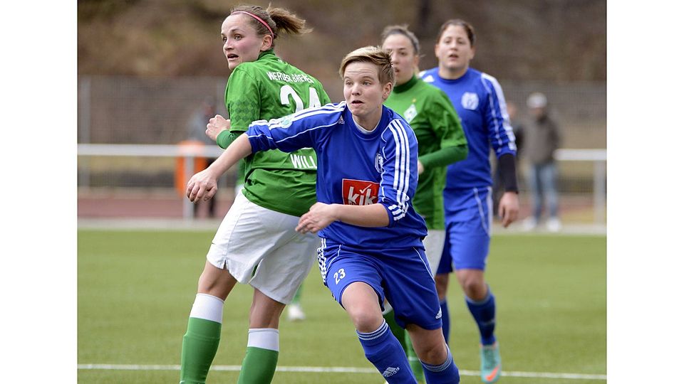 Junge Führungsspielerin beim SV Meppen: Die 21-jährige Nina Lögering (vorn) spielt den Sechser-Part.  Foto: Doris Leißing