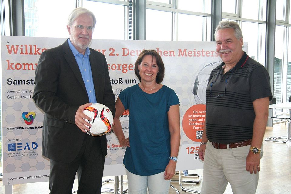 von links: Helmut Schmidt, Zweiter Werkleiter des AWM, Karin Falter und Peter Werner, Organisatoren des Turnieres
