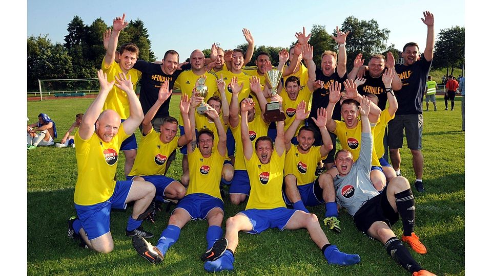 Kollektiver Jubel: Die Kicker von TuSpo Surheide II freuen sich über den Sieg im NZ-Pokal. Foto Scheschonka