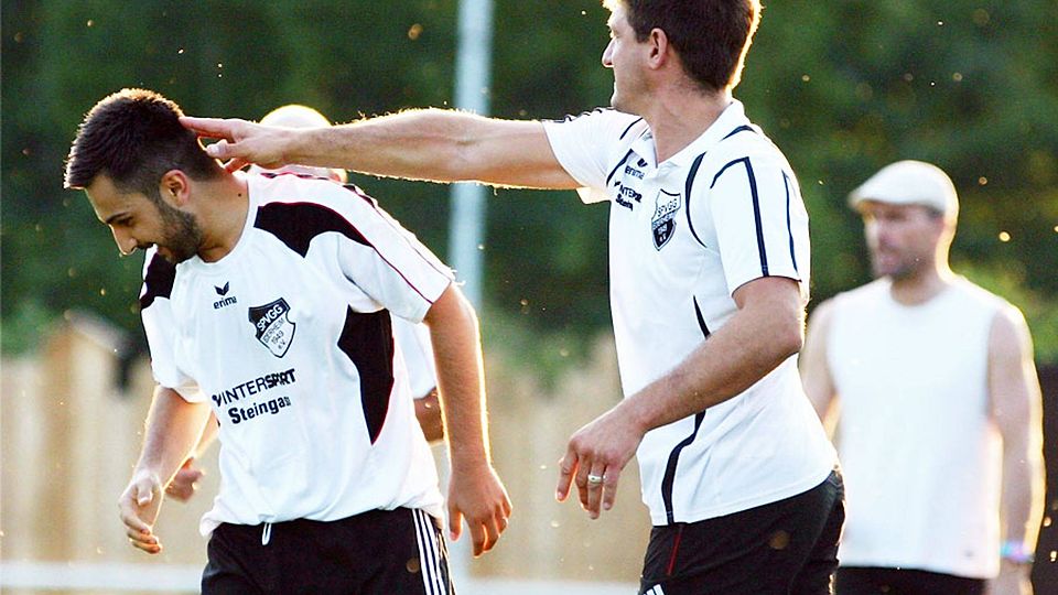 Nico Rieß (rechts), der hier seinem Spieler Ahmet Karabal einen Klaps mitgibt, ist seit dieser Saison der Trainer des Tabellenführers SpVgg Ederheim.	F.: Klaus Jais