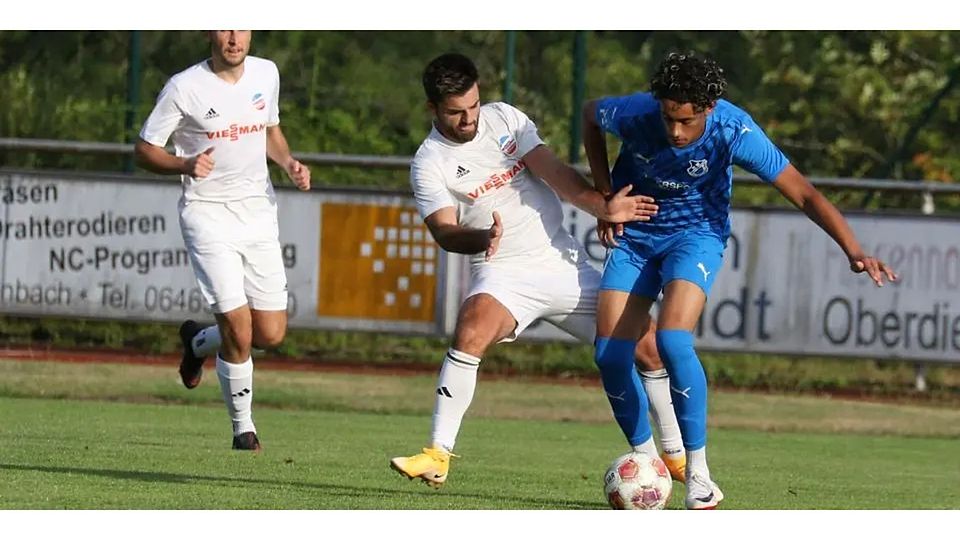 Amon Joel Hirsi (r.) und dem FV Breidenbach war auch in Dietkirchen kein Sieg vergönnt. Das 1:1 könnte dennoch die Trendwende markieren. © Jens Schmidt