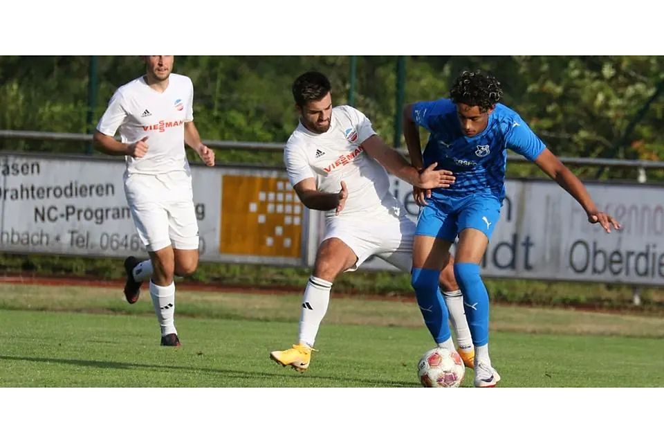 Amon Joel Hirsi (r.) und dem FV Breidenbach war auch in Dietkirchen kein Sieg vergönnt. Das 1:1 könnte dennoch die Trendwende markieren. © Jens Schmidt