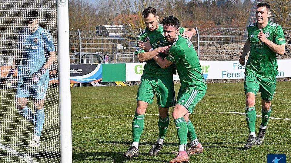 Die Überraschung des Spieltags liefert die SpVgg Ansbach und bezwang den souveränen Tabellenführer 1. FC Nürnberg II mit 2:0. 