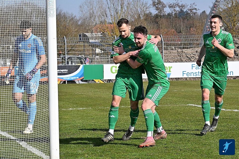 Die Überraschung des Spieltags liefert die SpVgg Ansbach und bezwang den souveränen Tabellenführer 1. FC Nürnberg II mit 2:0. 