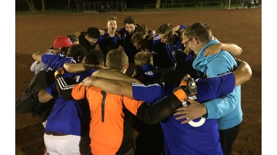 Jubeltänzchen der SG Rambach/Kloppenheim. Der 2:1-Erfolg bedeutet den ersten Saisonsieg. Foto: Julian Dinges