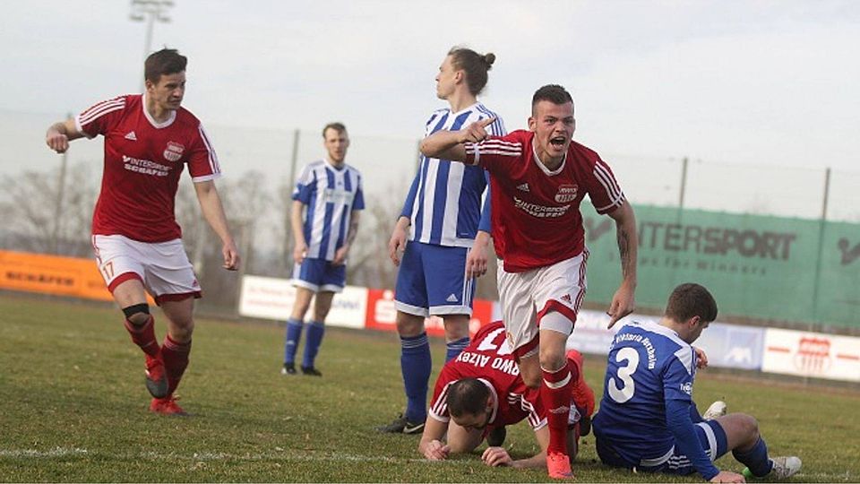 Marcel Schumann bejubelt den erlösenden Ausgleich, den er gerade erzielt hat. Mit am Tor gegen Herxheim beteiligt waren Manuel Helmlinger (links) und Sabri Abichou (Nr. 17).	Foto: photoagenten/Axel Schmitz