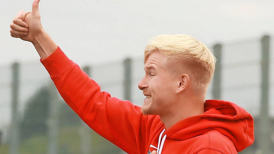 Daumen hoch für eine bislang gute Saison: Dominik Thielmann und die von ihm trainierte SG Echtersbach sind nach dem Abstieg auf einem guten Weg, direkt wieder aufzusteigen. 