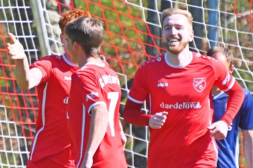 Trifft regelmäßig und fühlt sich in Metterich pudelwohl: Das Strahlen von Benedikt Groß-Fernandez (rechts) kommt nicht von ungefähr.