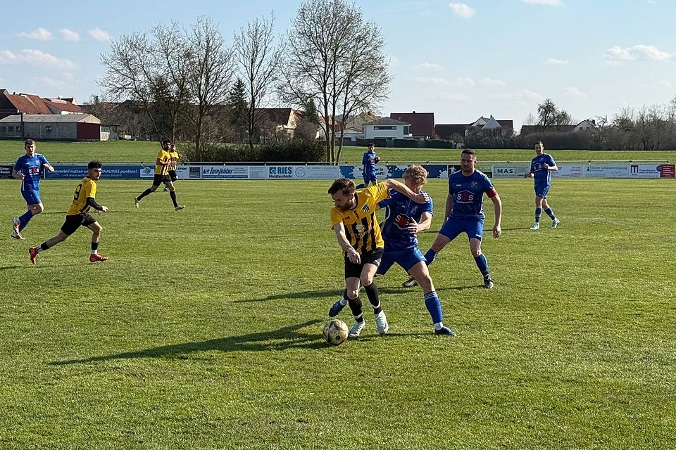 Dillingens Gazmend Nuraj eröffnete den Torreigen in Alerheim, wo der gastgebende Tabellenführer mit 5:3 das bessere Ende für ich hatte. Dillingens Gazmend Nuraj eröffnete den Torreigen in Alerheim, wo der gastgebende Tabellenführer mit 5:3 das bessere Ende für ich hatte.