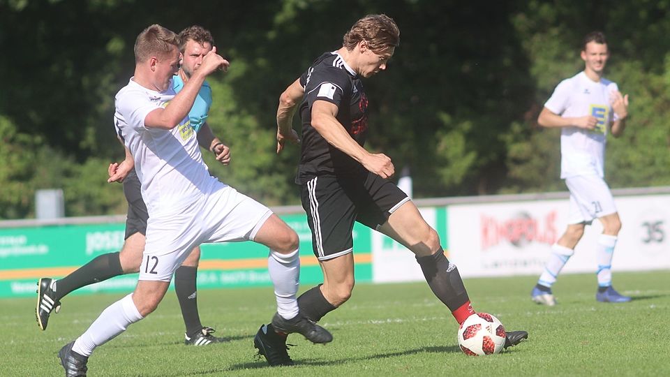 Christian Steffel (am Ball) unterstützt die Spvgg Landshut im wichtigen Heimspiel gegen die SpVgg Osterhofen