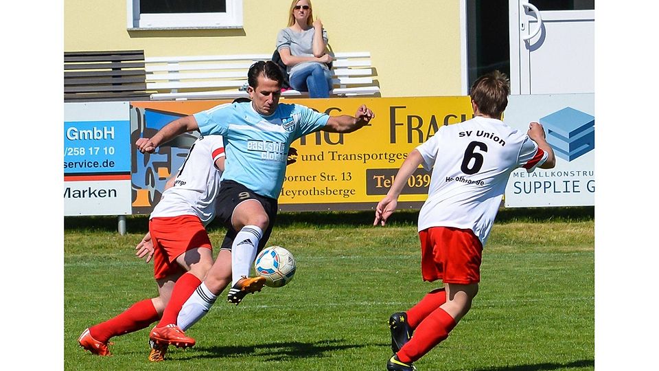 Theeßen (in blau) war von Union Heyrothsberge II nicht zu stoppen   F: Donau