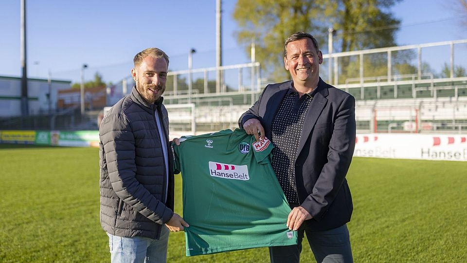 Rückkehrer Marvin Thiel (links) mit VfB-Sportvorstand Sebastian Harms.