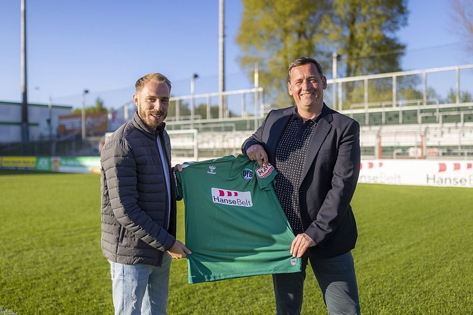 Rückkehrer Marvin Thiel (links) mit VfB-Sportvorstand Sebastian Harms.
