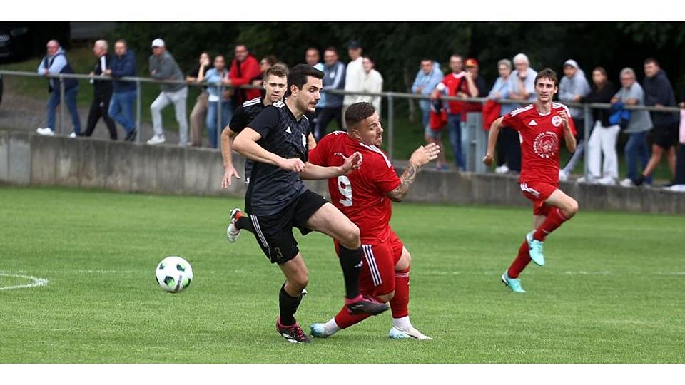 Derby-Duell: Der Winterbacher Tim Augustin (schwarzes Trikot) und Schmittweilers Dennis Köhler im intensiven Zweikampf.	Foto: Mario Luge