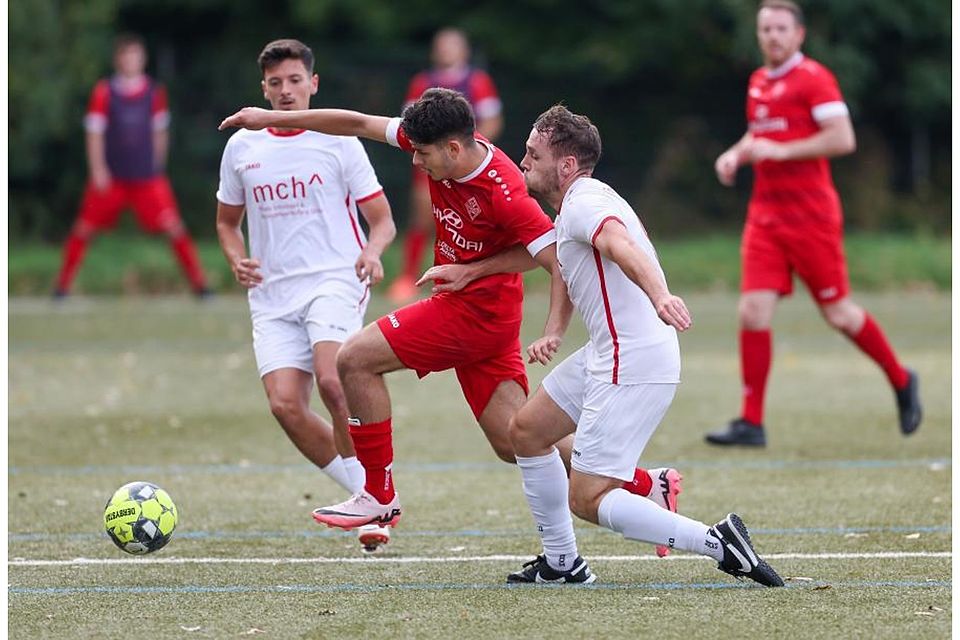 Delkenheims Kerem Andolu und der Sonnenberger Marcus Plein (r.) im körperbetonten Duell. 	Foto: Frank Heinen/rscp-photo