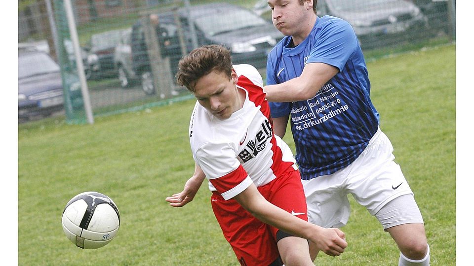 Ganz schön in Schieflange geraten der hier von Lukas Häuser bedrängte Jorrit Stoltenberg und seine Mitspieler vom ASV Gießen, die sich zu Hause den TSF Heuchelheim II deutlich mit 1:4 geschlagen geben müssen.	Foto: Ben