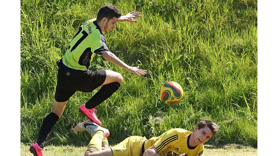 Hürdenläufer: Fabio Capone (links) von der SSV Brensbach überspringt den Mossautaler Philipp Bardohl. Foto: Herbert Krämer
