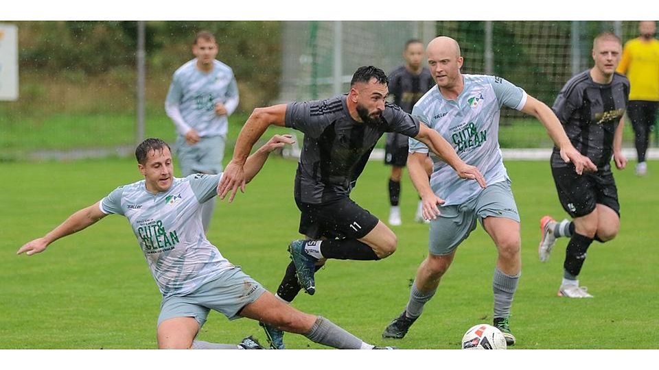 SV Herborns Rrezon Islami (M.), der später Gelb-Rot auf der Bank sah, setzt sich gegen Florian Benner (li.) und Dominik Heinz von der SG Niederroßbach/Wissenbach durch. © Lorenz Pietzsch