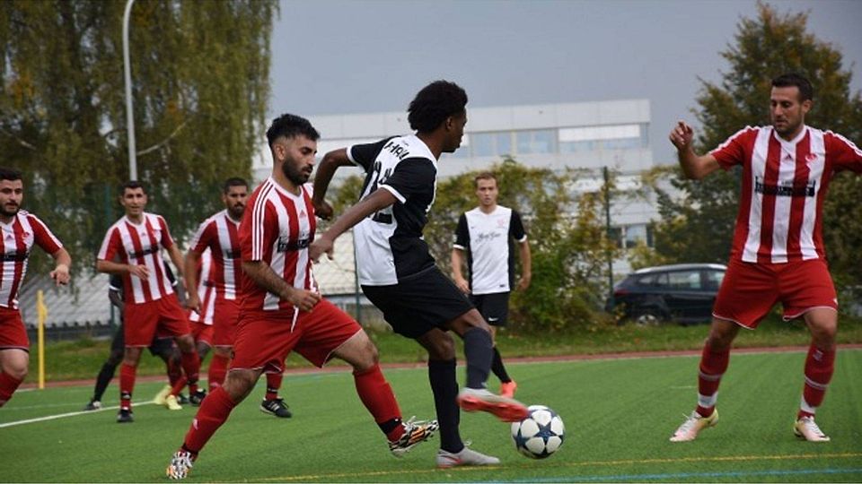 3:2 nach 0:2 – Türkgücü Ehingen (rot) drehte die Partie gegen Munderkingen.  Patrick Huss