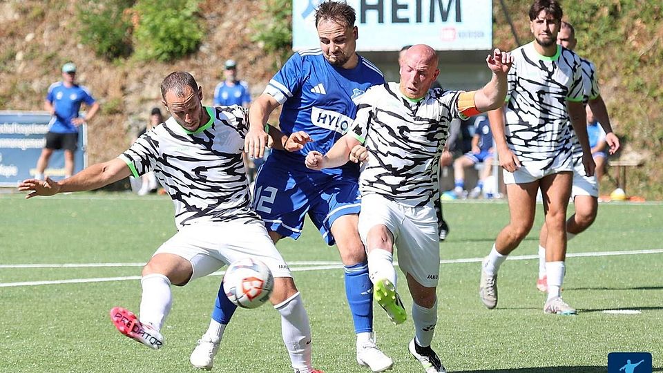 Spielführer Dirk Reinhardt vom SV Emmersweiler (hier Szene dem Spiel in Bübingen am 02.08.) darf sich über den Einzug ins 