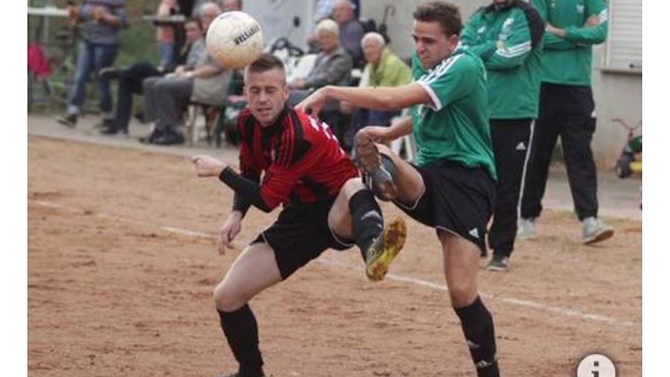 Hoch das Bein: Nieder-Wiesens Maximilian Becker (links) und der Wendelsheimer Richard Roth (rechts) im Kampf um den Ball. Foto: pa/Axel Schmitz