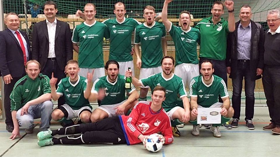 Erstmals teilgenommen und gleich siegreich: Die Fußballer von GW Baiershofen holten sich in Höchstädt den Nordschwabencup. Das Endspiel gegen die Mannschaft des Gastgebers wurde erst im Neun-Meter-Schießen gewonnen. Unser Bild zeigt das erfolgreiche Team zusammen mit SSV-Vorsitzendem Jakob Kehrle (hinten, von links) und Zweitem Bürgermeister Stephan Karg sowie Christian Konle (hinten, von rechts)
