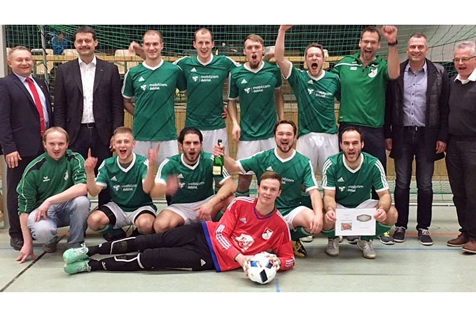 Erstmals teilgenommen und gleich siegreich: Die Fußballer von GW Baiershofen holten sich in Höchstädt den Nordschwabencup. Das Endspiel gegen die Mannschaft des Gastgebers wurde erst im Neun-Meter-Schießen gewonnen. Unser Bild zeigt das erfolgreiche Team zusammen mit SSV-Vorsitzendem Jakob Kehrle (hinten, von links) und Zweitem Bürgermeister Stephan Karg sowie Christian Konle (hinten, von rechts) Erstmals teilgenommen und gleich siegreich: Die Fußballer von GW Baiershofen holten sich in Höchstädt den Nordschwabencup. Das Endspiel gegen die Mannschaft des Gastgebers wurde erst im Neun-Meter-Schießen gewonnen. Unser Bild zeigt das erfolgreiche Team zusammen mit SSV-Vorsitzendem Jakob Kehrle (hinten, von links) und Zweitem Bürgermeister Stephan Karg sowie Christian Konle (hinten, von rechts)