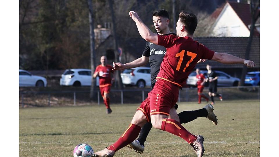 Orkun Sekinpunar (vorn) von Inter Erbach ist hier einen Tick eher am Ball als Jonas Harling von der SG Bad König/Zell, nach 90 Minuten trennen sich beide Mannschaften aber mit einem 2:2-Unentschieden.