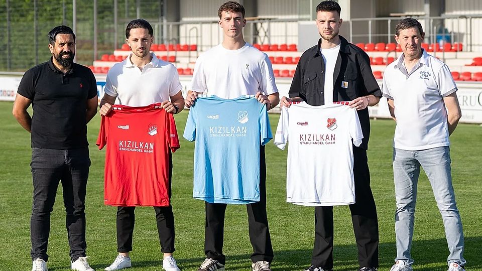 Von links nach rechts: Trainer Engin Acar, die Neuzugänge Timur Rieger, Luis Weber, Jannik Tödtmann und Sportlicher Leiter Jörg Pudel.