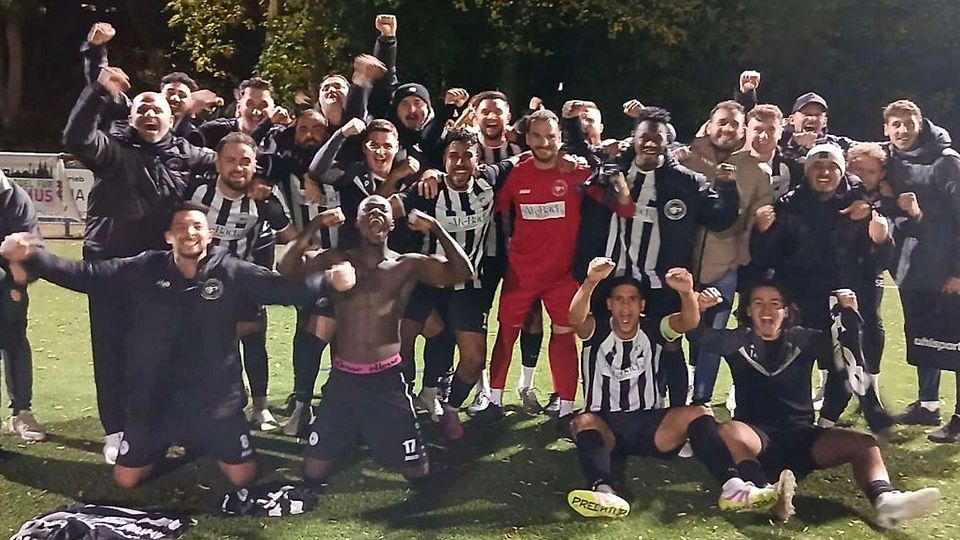 Jubel beim SC Borussia Köln-Kalk nach dem Pokal-Coup gegen den Landesligisten SC Borussia Lindenthal-Hohenlind.