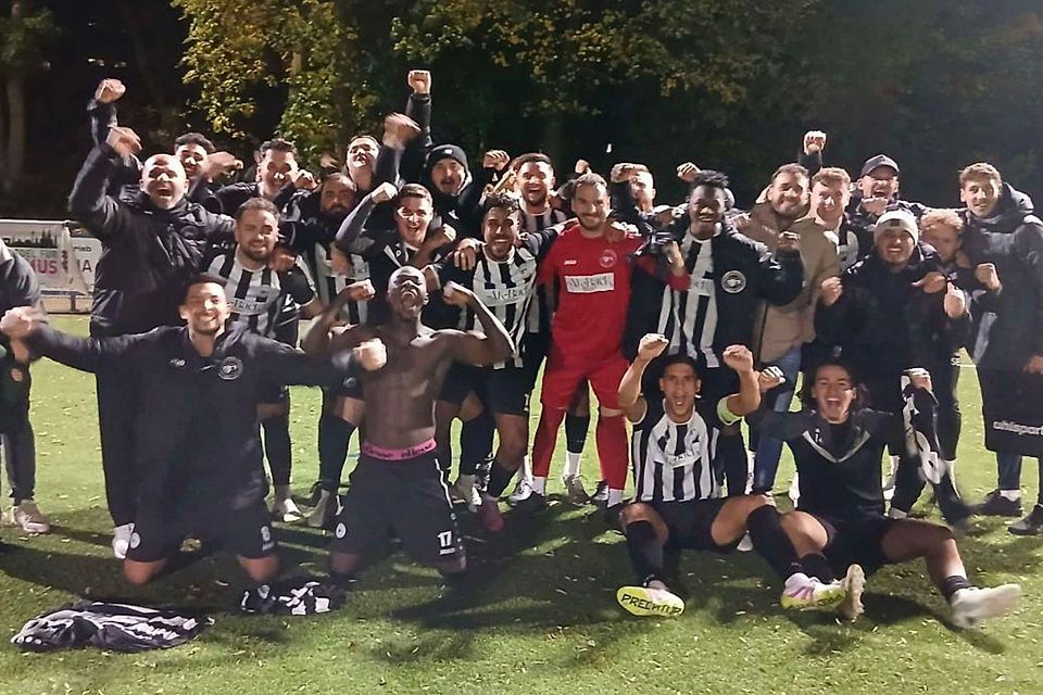 Jubel beim SC Borussia Köln-Kalk nach dem Pokal-Coup gegen den Landesligisten SC Borussia Lindenthal-Hohenlind. Jubel beim SC Borussia Köln-Kalk nach dem Pokal-Coup gegen den Landesligisten SC Borussia Lindenthal-Hohenlind.