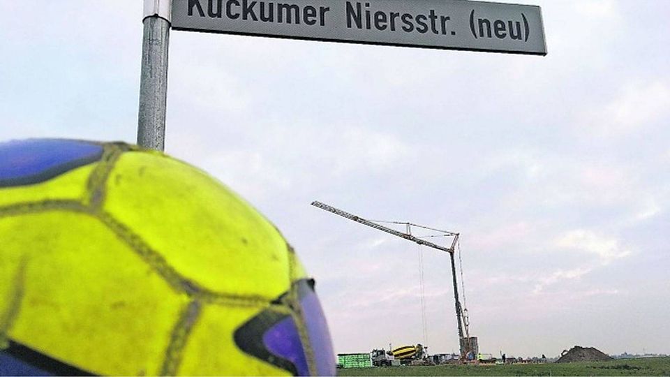 Bauprojekt im Blick: Am Umsiedlungsstandort soll bis Juli 2020 der neue Sportpark Kuckum/Keyenberg fertiggestellt sein. Foto: Stefan Klassen