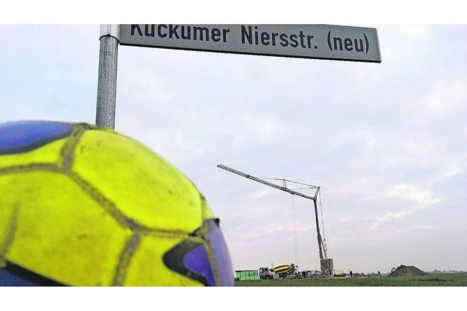 Bauprojekt im Blick: Am Umsiedlungsstandort soll bis Juli 2020 der neue Sportpark Kuckum/Keyenberg fertiggestellt sein. Foto: Stefan Klassen