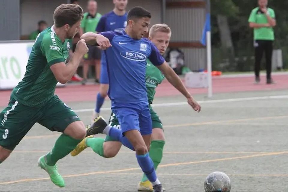 Kaum vom Ball zu trennen: Schon bei seiner ersten Amtszeit im blauen TSV-Trikot fiel Dennis De Sousa Oelsners Dribbelstärke ins Auge.