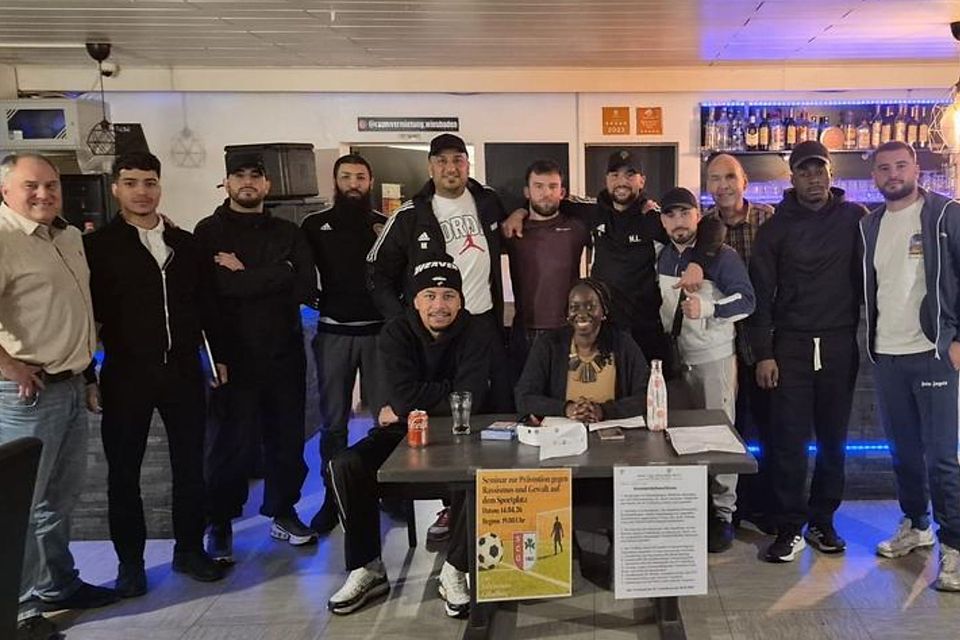 Im Dialog mit Fußballern aus den Reihen des SC Gräselberg: Ethnologin Rachel Etse versuchte, beim Austausch im SC-Clubheim die Ursachen für Konflikte mit der Prophylaxe vor künftigen in Einklang zu bringen. Sie ist als rassismuskritische Trainerin in ganz Deutschland unterwegs.