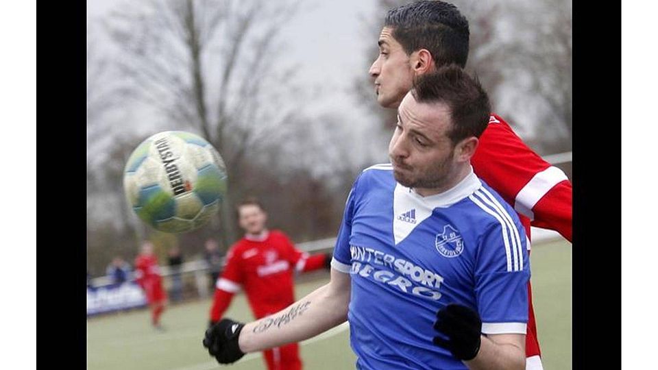 Volkan Öztürk und die SC-Defensive kümmert sich über 90 Minuten ?intensiv? um Breidenbachs Torjäger Felix Baum. Foto: Ben