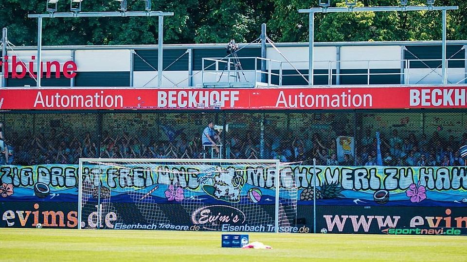 Mottoparty: 1860-Fans widmen Verl in Hawaii um und präsentieren sich in bester Laune beim Kampf um die „Goldene Ananas“.