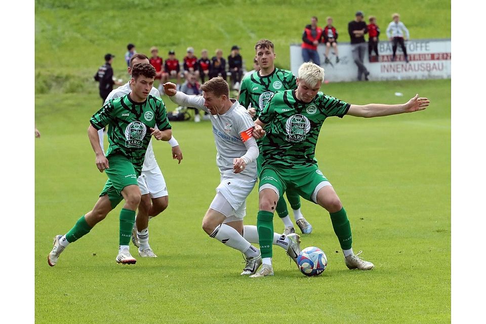 Fußball; Saison 2024/25; Kreisliga, Relegation, Rückspiel; Markus Winkler von der SG Antdorf/Iffeldorf (im weißen Trikot) im Heimspiel gegen den WSV Unterammergau am 8. Juni 2025 Fußball; Saison 2024/25; Kreisliga, Relegation, Rückspiel; Markus Winkler von der SG Antdorf/Iffeldorf (im weißen Trikot) im Heimspiel gegen den WSV Unterammergau am 8. Juni 2025