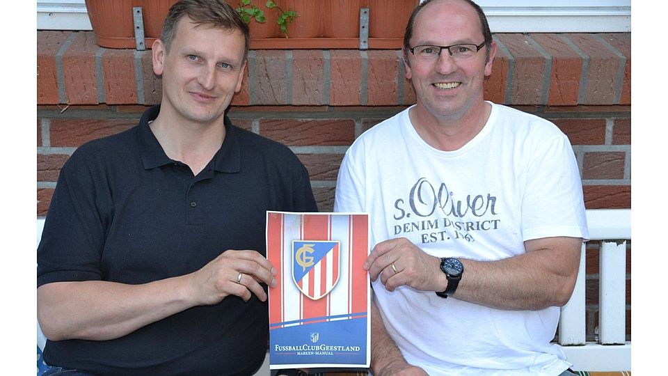 Die Vorsitzenden des FC RW Wesermünde, Claus Seebeck (links), und des FC Geeste 06, Matthias Schuster, mit dem künftigen Logo des FC Geestland. Drei Vorschläge hatten die Aktiven zur Auswahl, die Mehrheit votierte für dieses Logo. Atletico Madrid lässt ein wenig grüßen. Foto Riemann