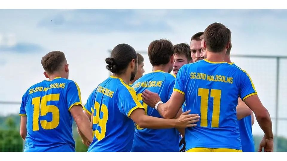 So sehen Sieger aus: Die Spieler der SG Waldsolms feiern ihren Heimerfolg in der Fußball-Gruppenliga gegen den FSV Schröck. © PeB